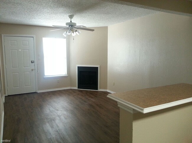 Building Photo - 2 br, 2 bath 4plex - 640 South Rogers Road...