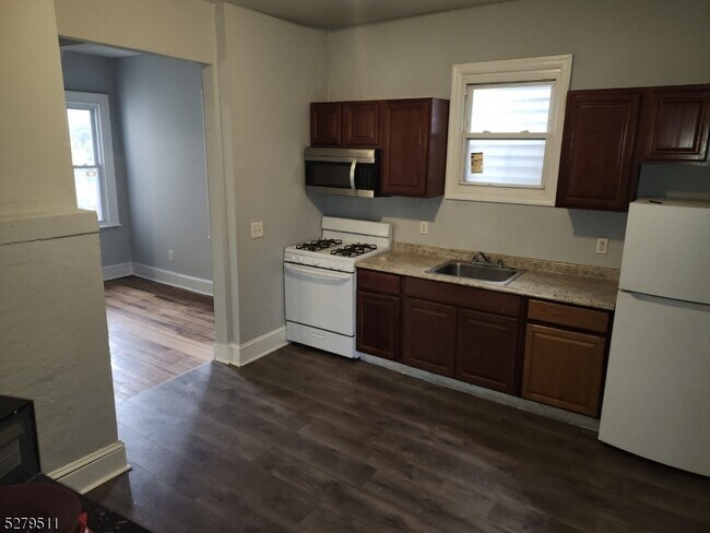 Building Photo - 556 Scotland Rd