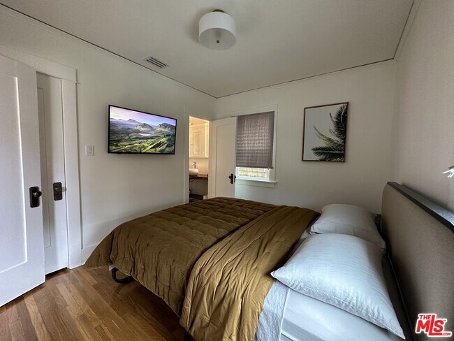 Building Photo - 531 Burchett St