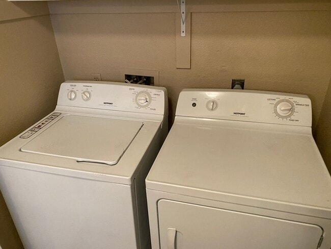 Building Photo - Summerlin Duplex. Balcony. Upgraded appliances.