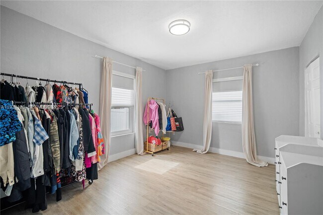 Building Photo - 16101 NE 11th Ave