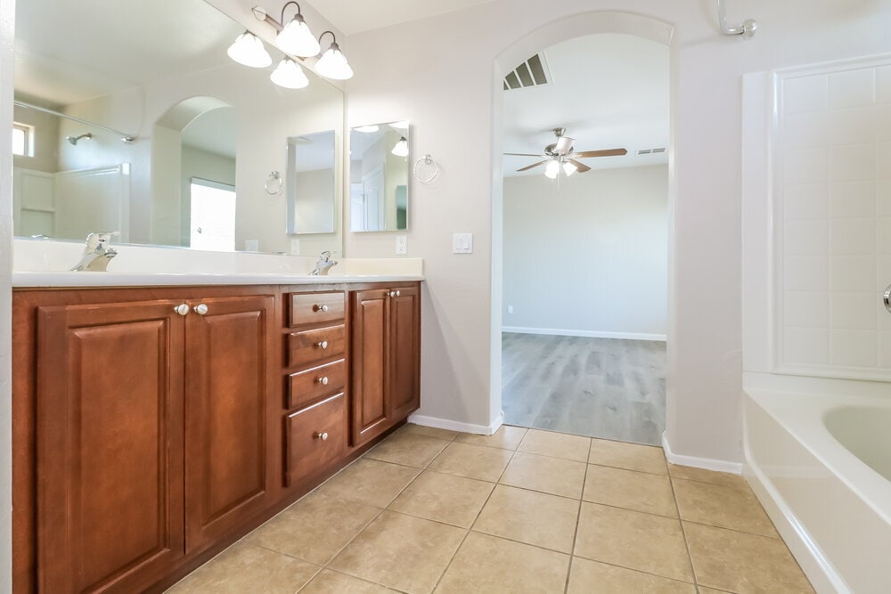 Building Photo - 7113 W Winslow Ave