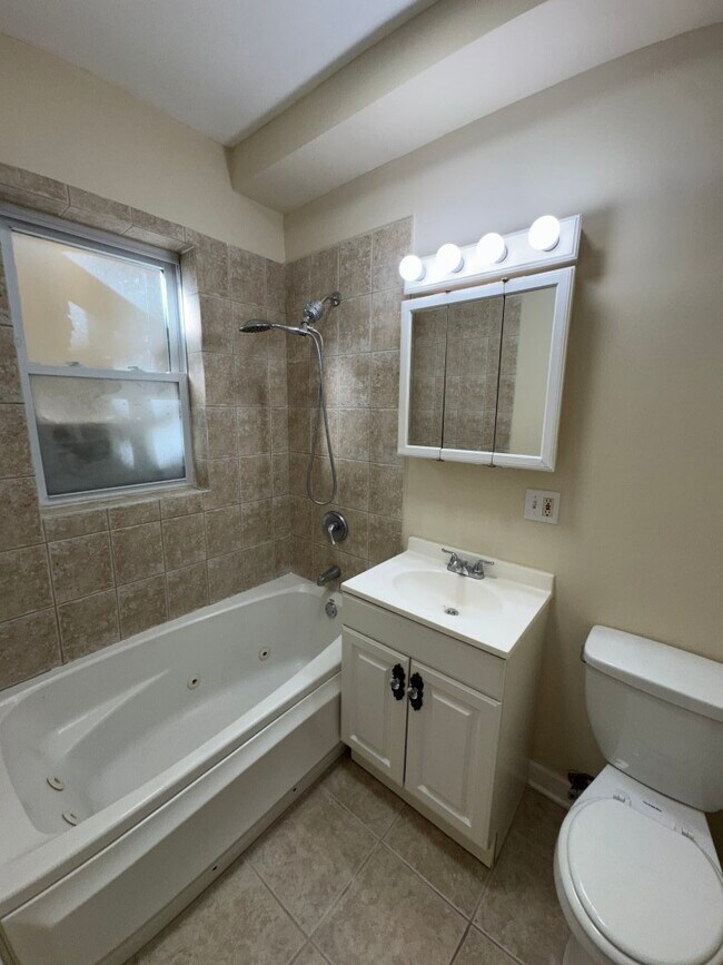 Building Photo - 2257 W Rosemont Ave