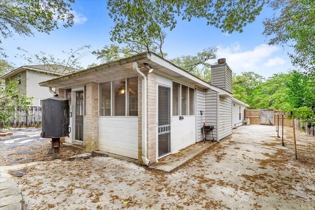 Building Photo - 11027 Oakcrest Dr