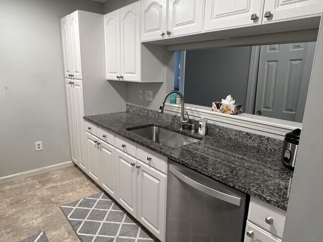 Building Photo - 690 S Porter St