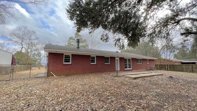 Building Photo - 3-Bedroom just waiting for you !