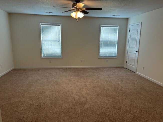 Building Photo - 3 Bedroom/2.5 Bath Home Kingsport, TN