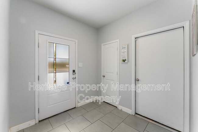 Building Photo - 829 Margay Lp