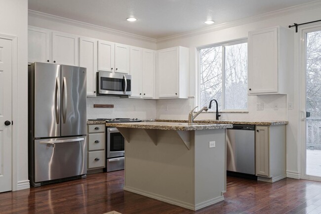 Building Photo - Spacious 3-bdr/2-bath Beaverton townhome—C...