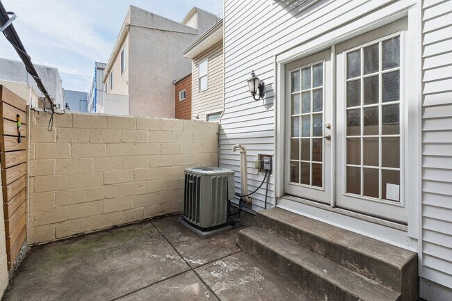 Building Photo - Beautiful 3 bedroom house with Private bac...