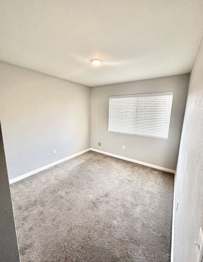 Building Photo - Stunning Townhome In Santee with Modern Fi...