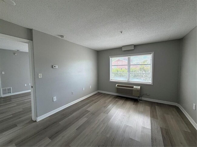 Building Photo - 406 S Cedar Ave