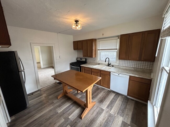 Private entrance to Kitchen - 142 Marion Ave SW