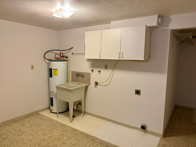 Building Photo - Milwaukie Triplex in quiet neighborhood w/ garage parking