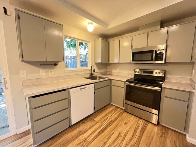 Building Photo - This Adorable 3 Bed / 2.5 Bath Ranch Style Homes Offers A Large Backyard and Beautiful Natural Li...