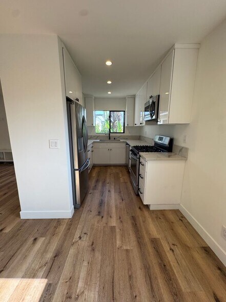 Building Photo - 1347 N Stanley Ave