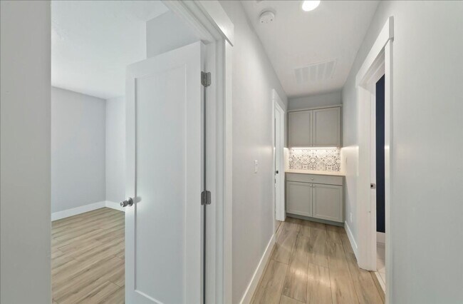Building Photo - Bright, Spacious Home in Prime Southeast B...