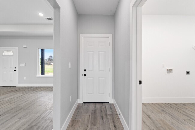 Building Photo - 7 Meadowview Dr