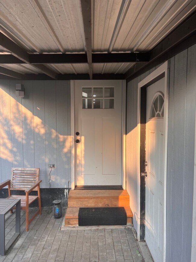 Building Photo - Mt Baker lower unit 2 bed and 1 bath next to it all!