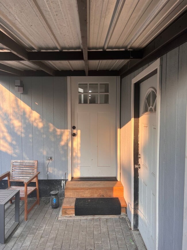 Primary Photo - Mt Baker lower unit 2 bed and 1 bath next to it all!