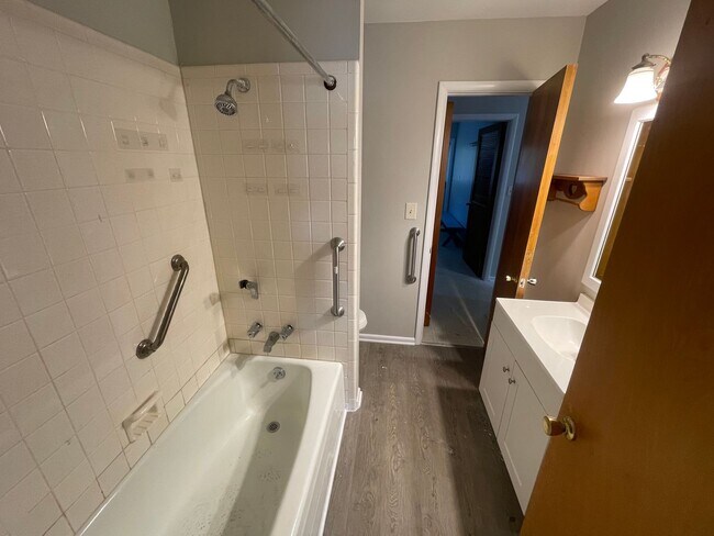 Building Photo - Three Bedroom Single Family Home in the Co...