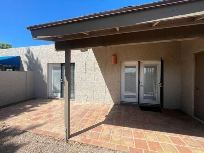Building Photo - 913 E Beryl Ave