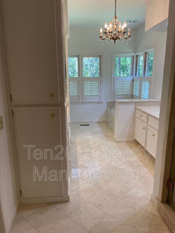 Building Photo - 1544 Glencoe Dr