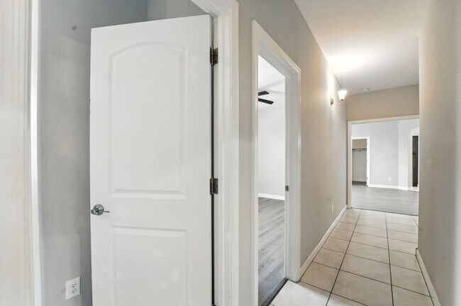 Building Photo - Welcome to this stunning 3-bedroom, 2-bath...