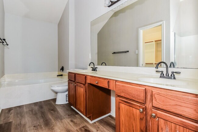 Building Photo - 1112 Hampton Dr