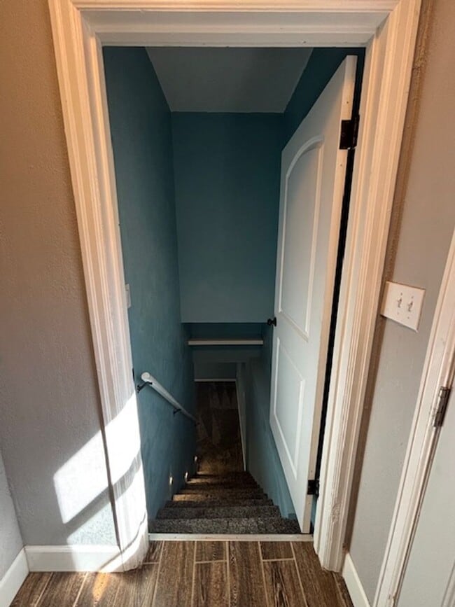 Building Photo - Adorable 4 Bedroom 2 Bathroom Single Famil...