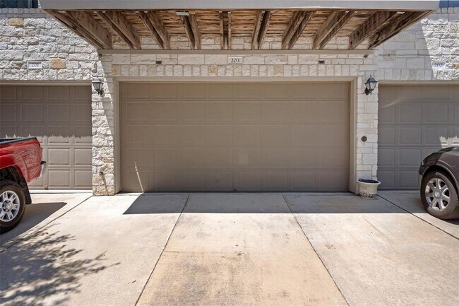 Building Photo - 9201 Brodie Ln