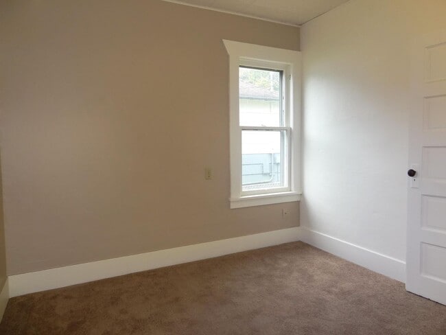 Building Photo - 3 bdrm, 1 bath home for $1995 Rent