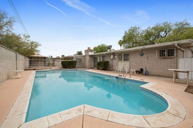 Building Photo - Eastside 4 Bedroom Home with Pool