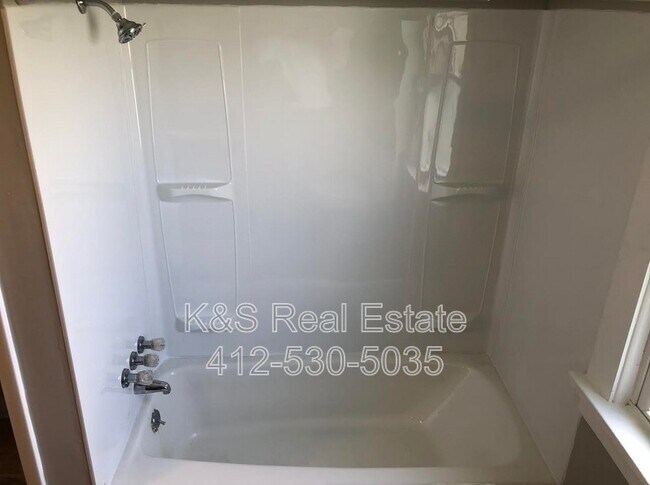 Building Photo - 230 Magazine St