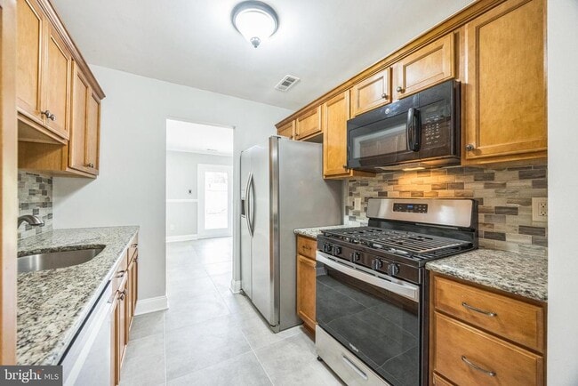 Building Photo - 5503 Red Haven Dr