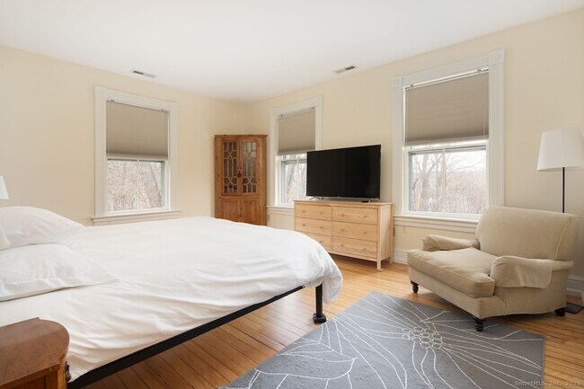 Building Photo - 31 Sharon Rd