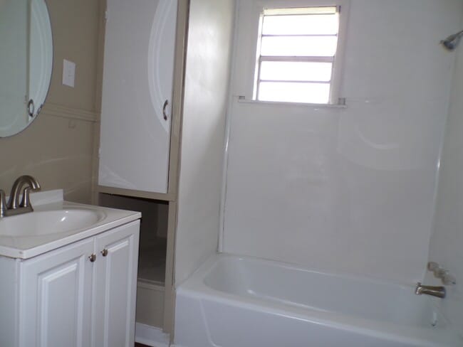 Building Photo - 900 Center St