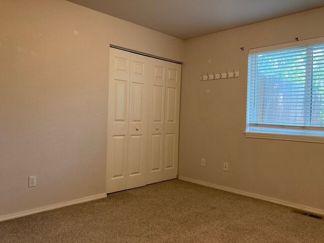 Building Photo - 2512 Daisy Dr