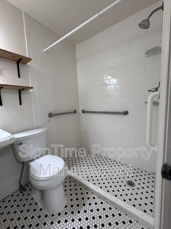 Building Photo - 627 N Mulberry St