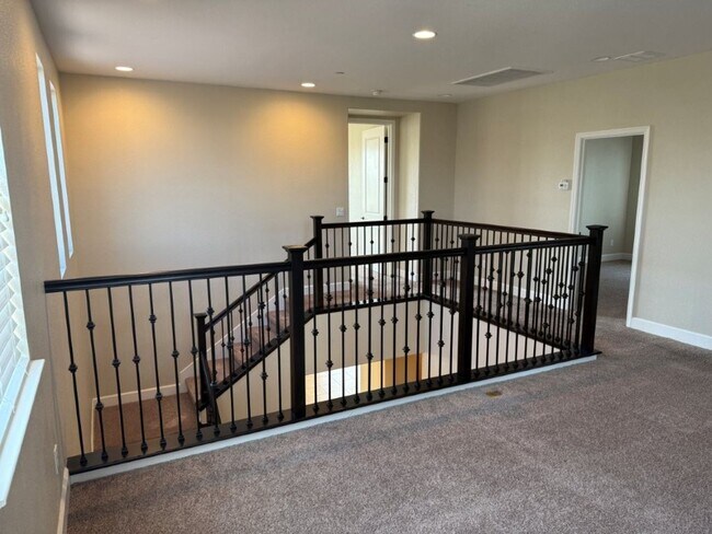Building Photo - Newer Modern 4 Bedroom 3.5 Bath w/ Bedroom...
