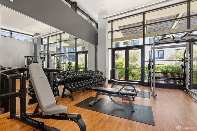 Building Photo - 260 King St