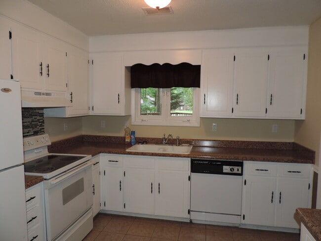 Building Photo - One story with 3 beds and 2 bath ranch hom...