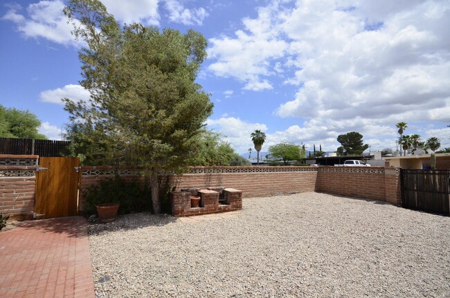 Building Photo - 614 N Medford Dr