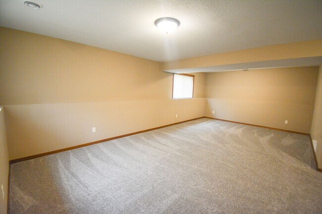 Building Photo - Beautiful and Spacious 4 Bedroom 3 Bath Av...