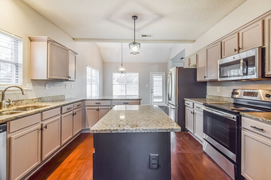 Building Photo - 10222 Green Moss Dr N