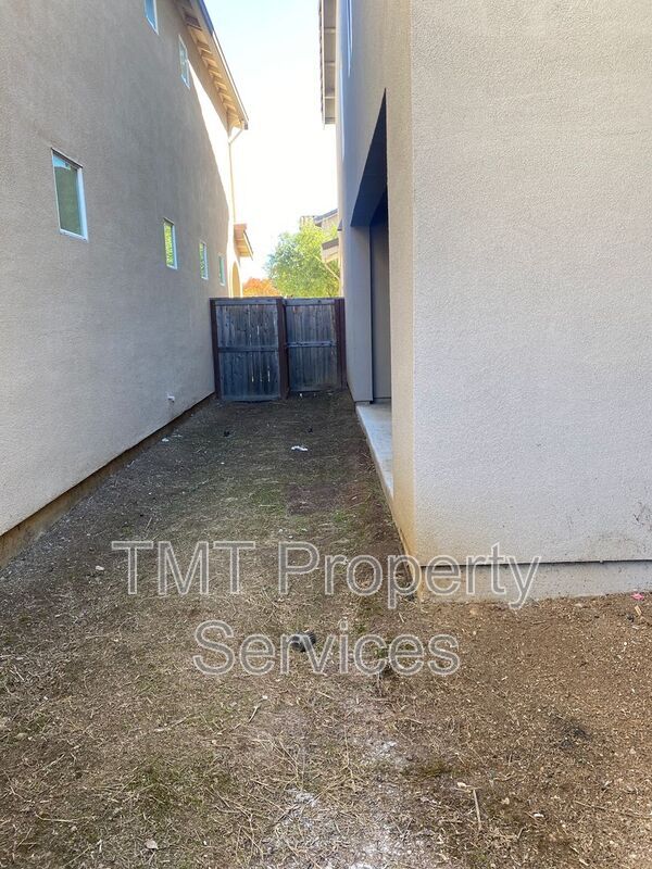 Building Photo - 5471 Westhampton Way