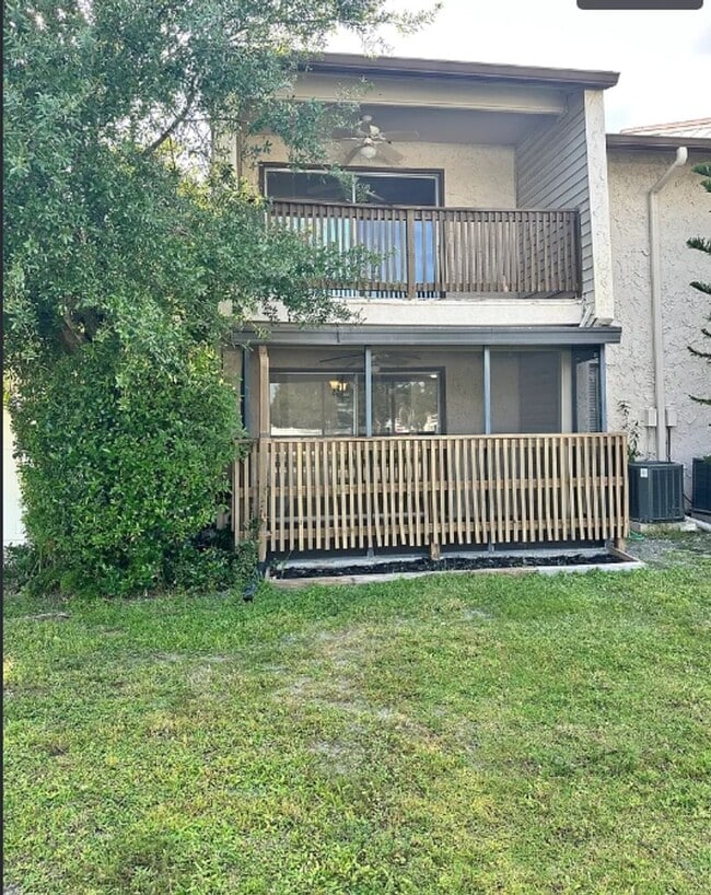 Building Photo - Beautifully Renovated 2-Bedroom, 1.5-Bathroom Townhouse in North St. Petersburg