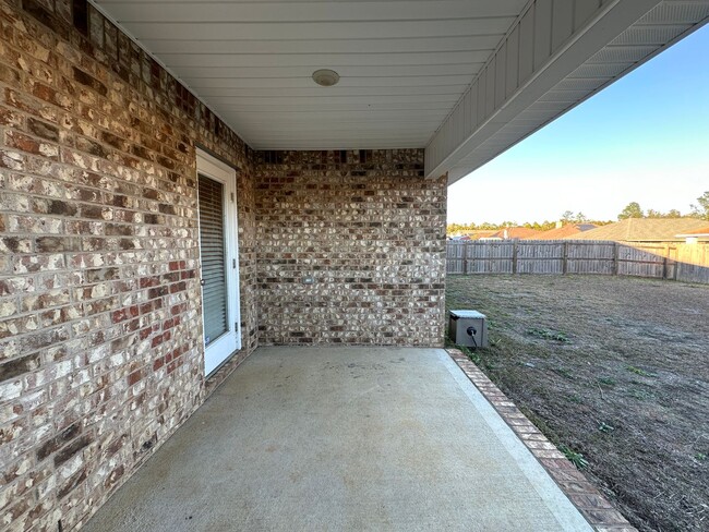 Building Photo - 4 bedroom 2 bath brick home available for ...