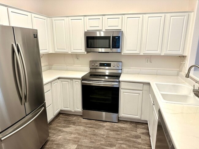 Building Photo - Gorgeous 2 bedroom / 2 bath condo in The E...