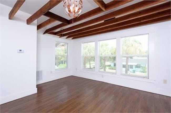 Building Photo - CHARMING 2 BEDROOM, 1 BATH HOME WITH SPACIOULS COURTYARD